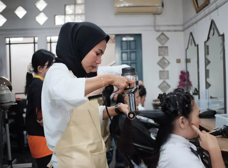 Tata Kecantikan Rambut